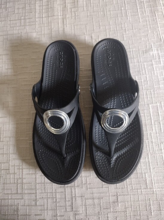 CROCS Shoes - Crocs Sanrah Ringed Silver Circle Thong Black Wedge Sandals Women's Size 8 - EUC